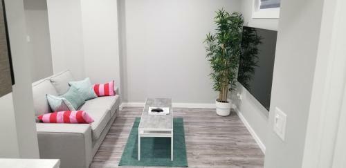 Luxurious 2 Bedroom Basement Suite