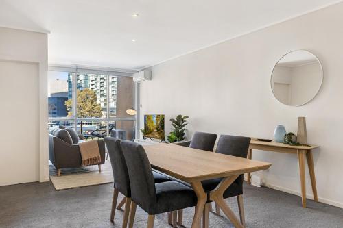 Madecomfy Spacious 2-bed Melbourne City Apartment