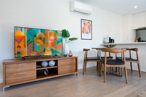 Madecomfy Chic Melbourne Apartment With Balcony