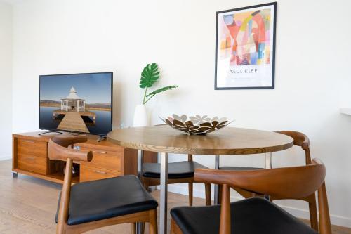 Madecomfy Chic Melbourne Apartment With Balcony