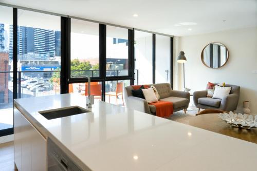 Madecomfy Chic Melbourne Apartment With Balcony