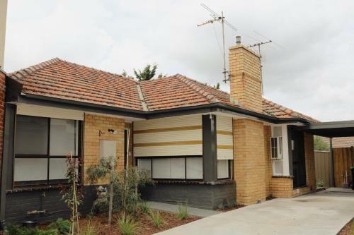 Hostal Sunny House - Melbourne Airport Home