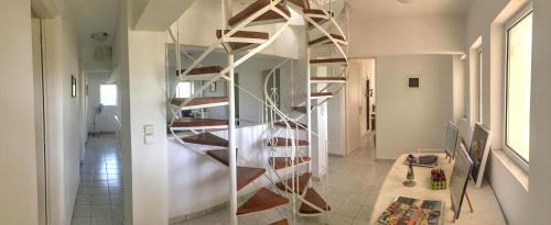Pink White Marathon Villa Retreat - 5' To Beach
