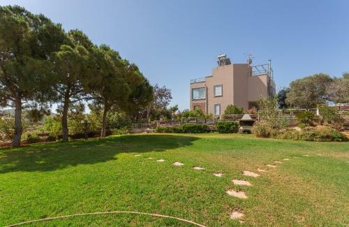 Sunny Beach Apartment Near Sounion