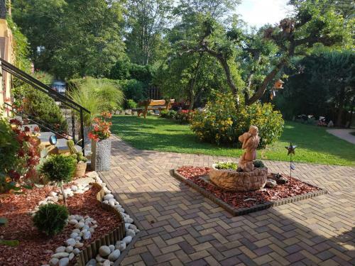 R�zsa Apartman