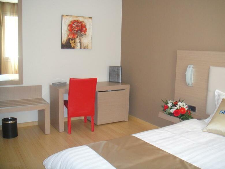 Sky 2 Hotel