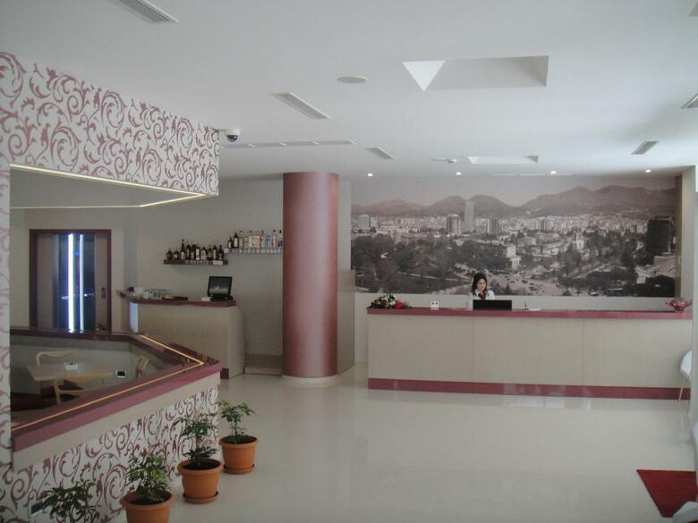 Sky 2 Hotel