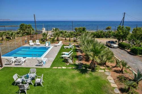 Mariza's Beachfront Apartment With Pool