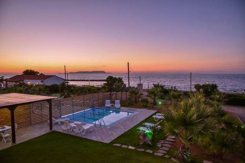 Mariza's Beachfront Apartment With Pool