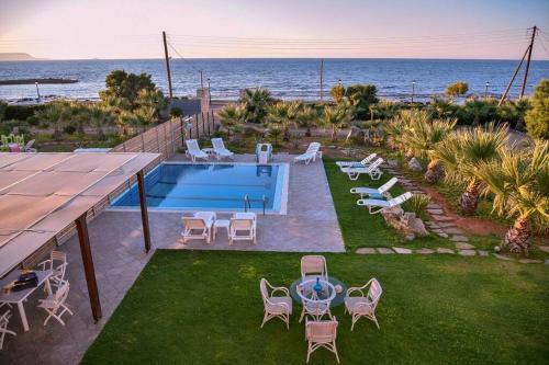 Mariza's Beachfront Apartment With Pool