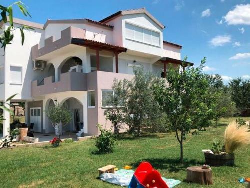 Delightful Apartment In Radovin With Garden