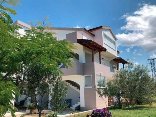 Delightful Apartment In Radovin With Garden