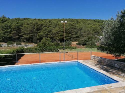 Vacation Home?shared Pool And Tennis Court?