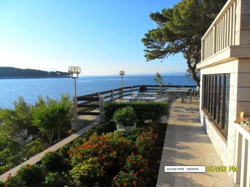 Beachfront House Pope B&B