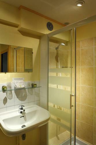 Hotel Logis Hostellerie Du Cheval Blanc
