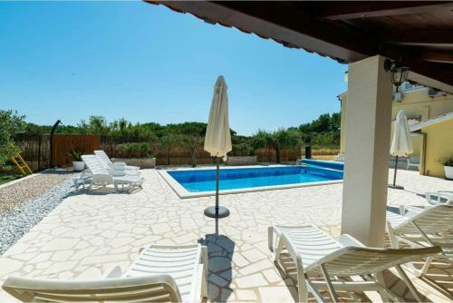 Simoni Apartment House With Pool