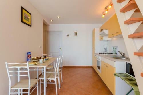 Apartment In Selce 39221