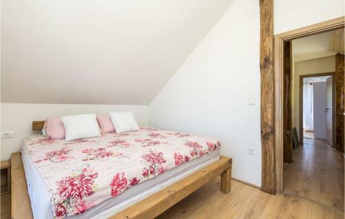 Awesome Caravan In Slunj With Jacuzzi, Wifi And 2 Bedrooms
