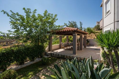 Tholos Apartments