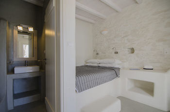 Petros Place Hotel
