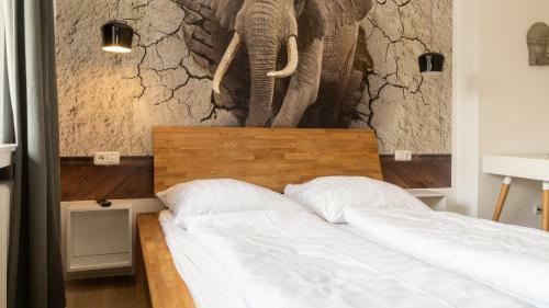 Giniushomes Apartment Am Bahnhof ,, Asian Elephant Room"