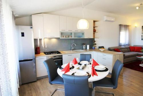 Apartments By The Sea Rogoznica - 1089