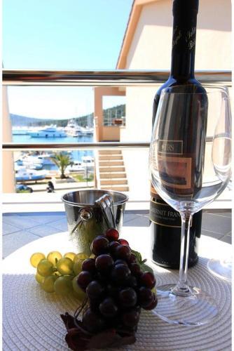 Apartments By The Sea Rogoznica - 1089