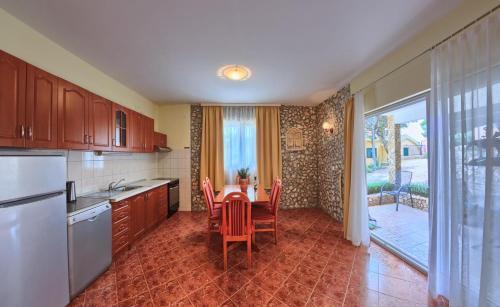 Apartments By The Sea Rogoznica - 17458