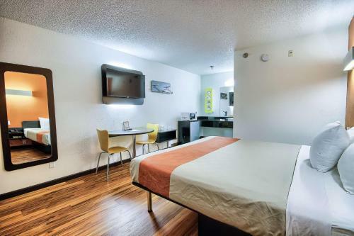 Motel 6 Columbus West