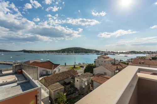 Apartments By The Sea Rogoznica - 17997