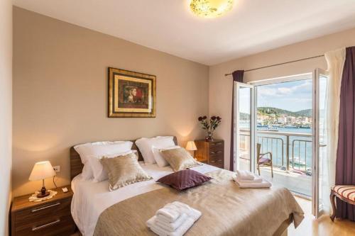 Apartments By The Sea Rogoznica - 17997