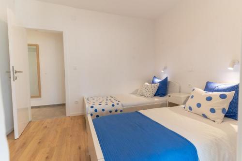 Apartments By The Sea Rogoznica - 18746