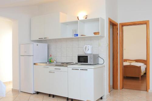 Apartments By The Sea Rogoznica - 4162
