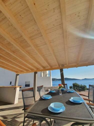 Beach Front Apartment With Beautiful Sunsets