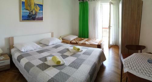 Hostal Guesthouse Familija Tariba