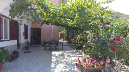 Hostal Guesthouse Familija Tariba