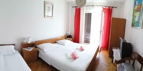 Hostal Guesthouse Familija Tariba