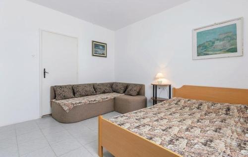 Apartments With A Parking Space Pjescana Uvala, Pula - 14564