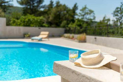 Jovi-relaxing, Fenced, Private, Heated Pool & View