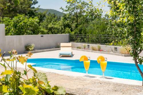 Jovi-relaxing, Fenced, Private, Heated Pool & View