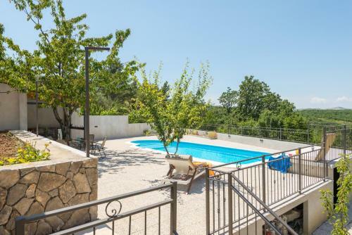 Jovi-relaxing, Fenced, Private, Heated Pool & View