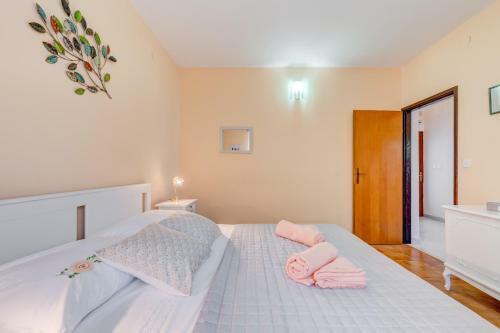 Jovi-relaxing, Fenced, Private, Heated Pool & View