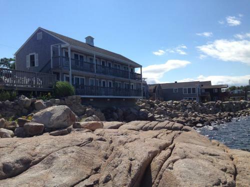 Bearskin Neck Motor Lodge