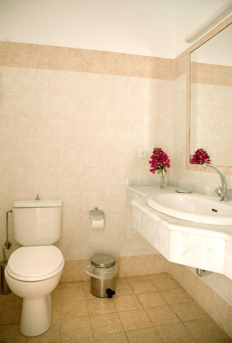 Lambis Studios & Apartments