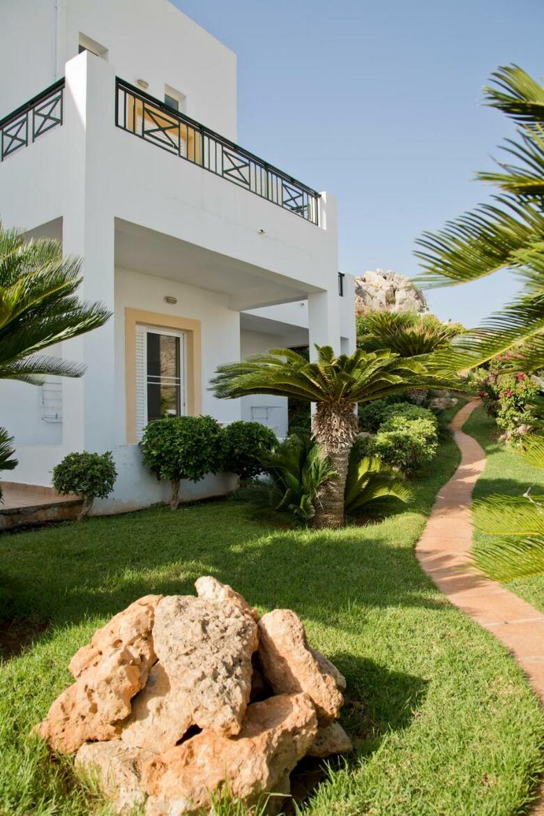Lambis Studios & Apartments