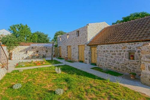 Villa Heritage House Vrime - Stone House With Heated Pool