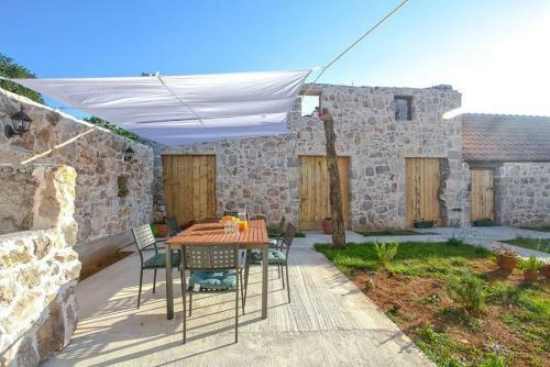 Villa Heritage House Vrime - Stone House With Heated Pool