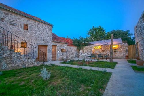 Villa Heritage House Vrime - Stone House With Heated Pool