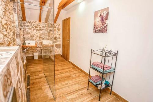 Villa Heritage House Vrime - Stone House With Heated Pool