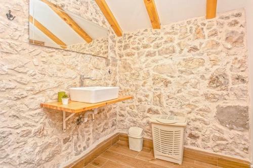 Villa Heritage House Vrime - Stone House With Heated Pool
